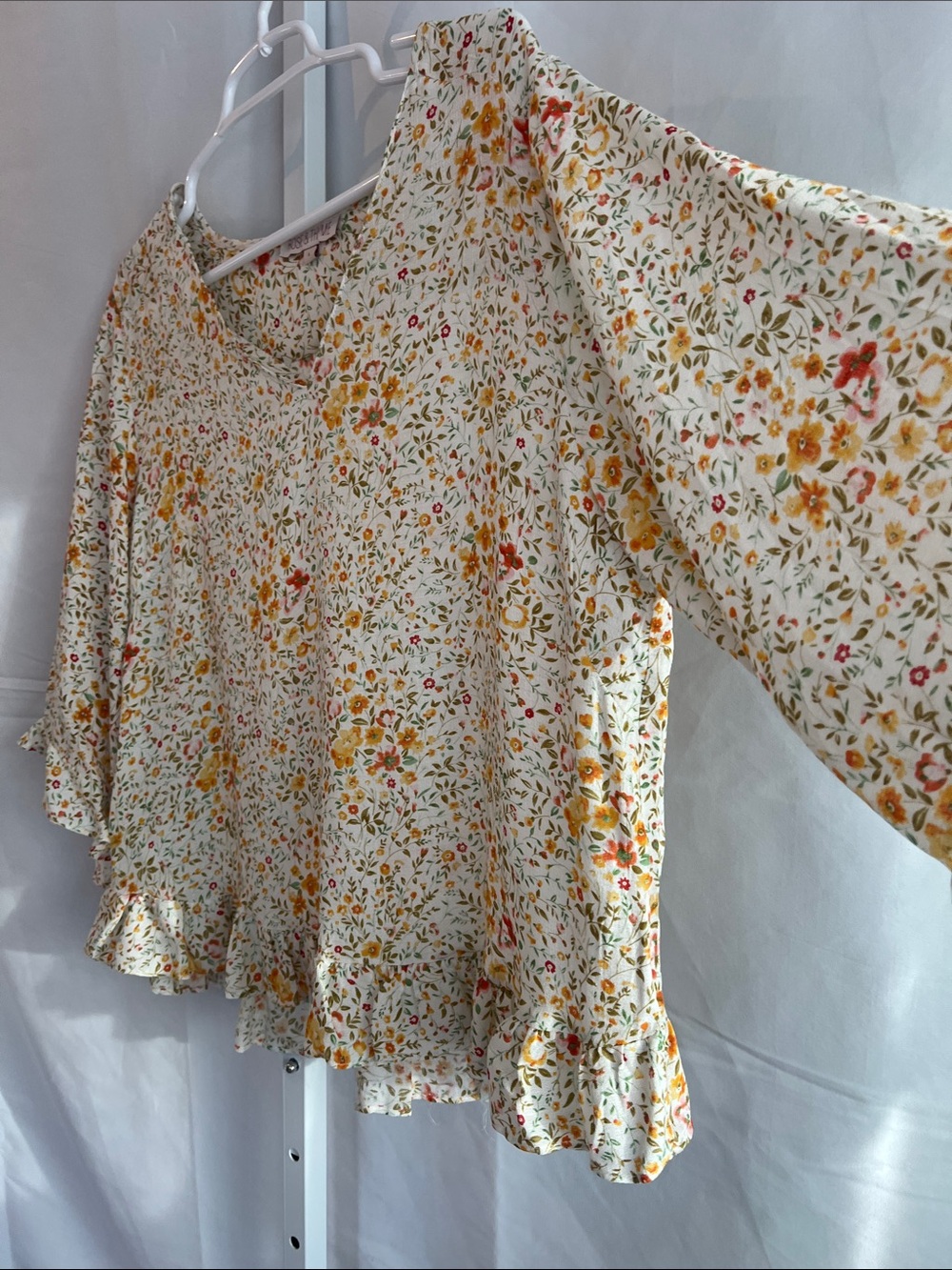 Rose & Thme Cream Floral V-Neck Ruffle Hem Blouse - Picture 6 of 16